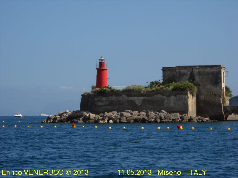 32 - Baia di Miseno - Fanale rosso - Red lantern of the bay of Miseno - ITALY.jpg